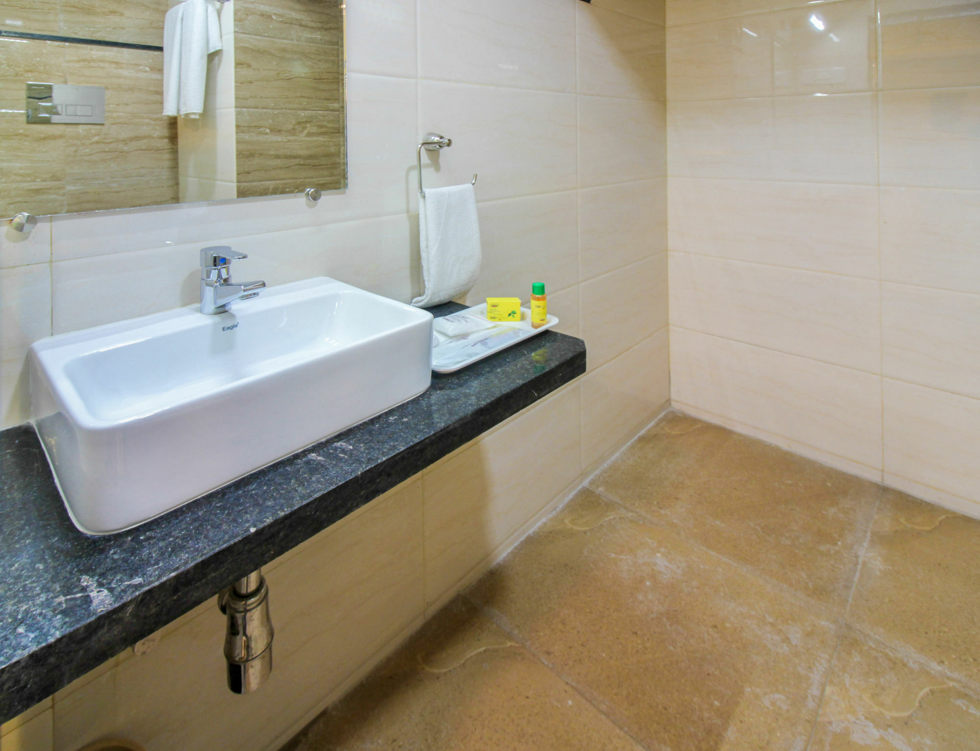 Fabhotel Plus Embassy Park Мумбай Екстериор снимка